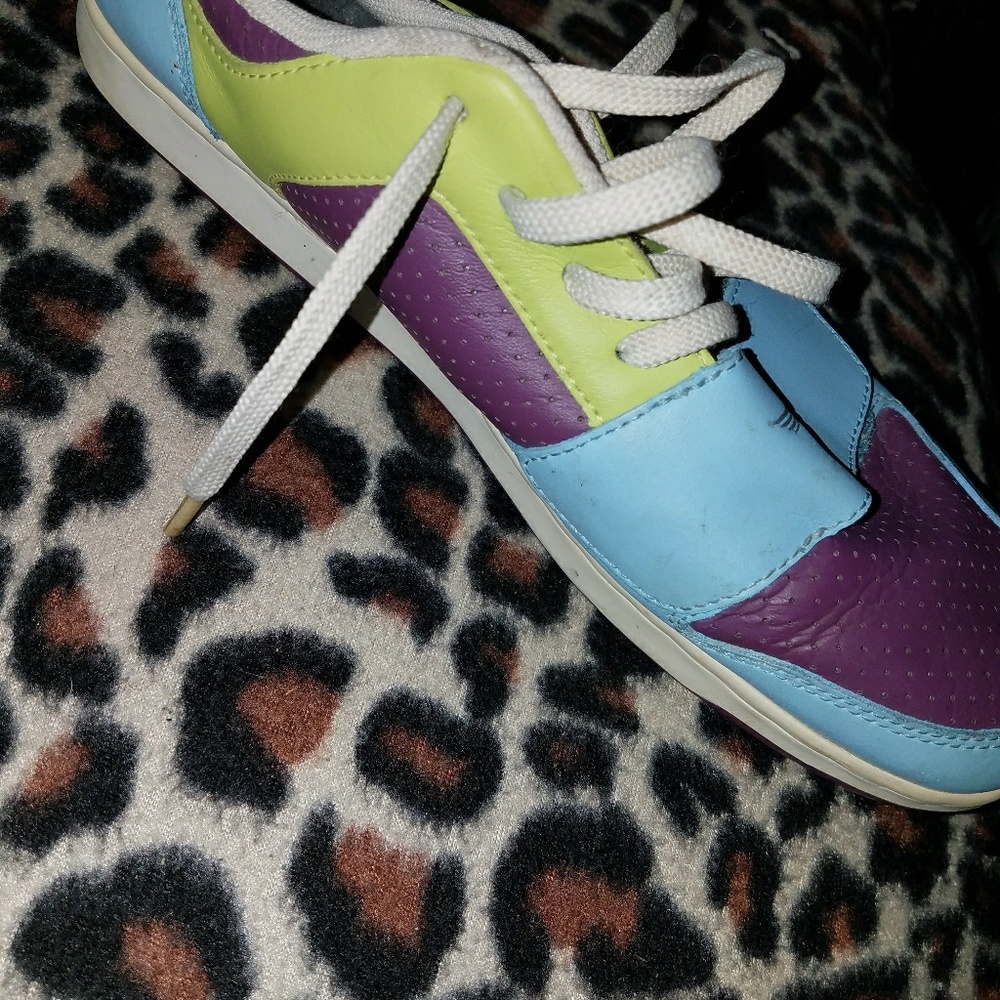 Sneaks - Picture 2 of 4